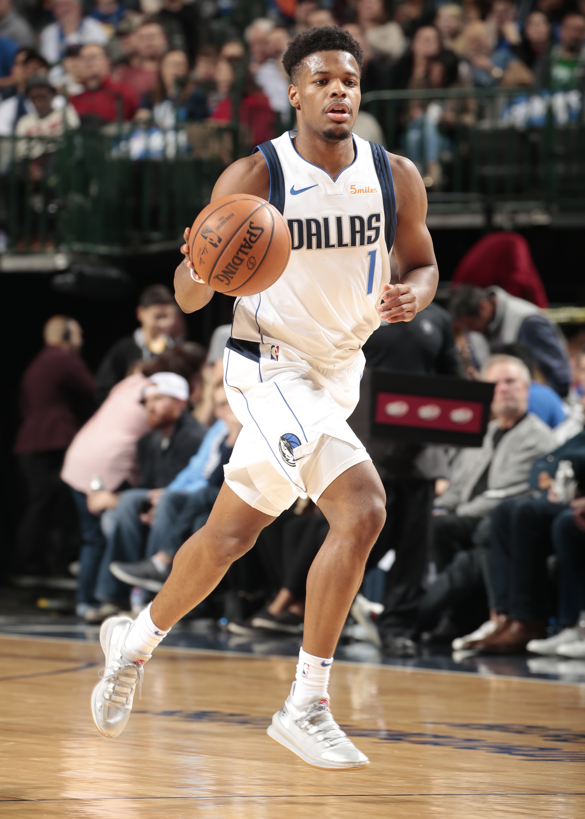 东契奇休战 小乔丹16分23篮板 独行侠主场险胜快船