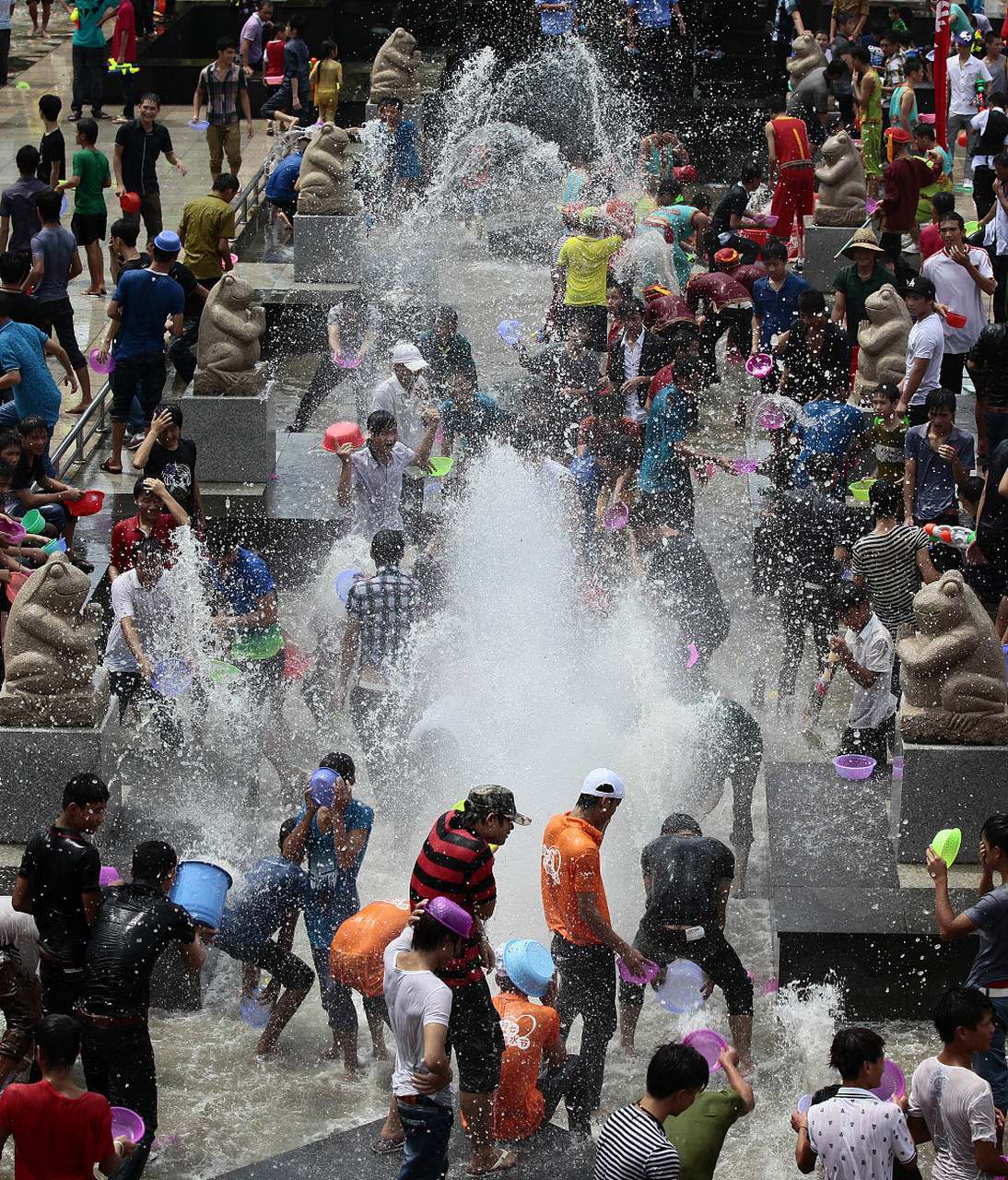 早上打开手机,就看到瑞丽泼水节放假的新闻:4月13日,14日(周四周五)