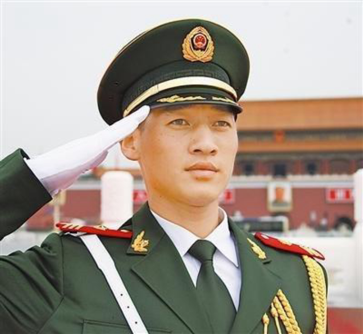 中国第一升旗手,6200次升旗0失误,退伍拒百万年薪为留北京