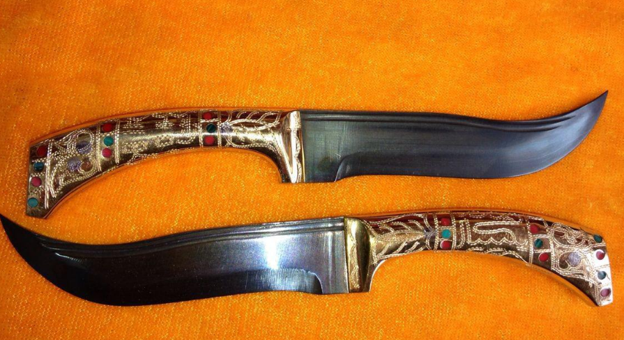 英吉沙小刀引以其精美的造型,秀丽的纹饰和锋利的刃口而显露头角.