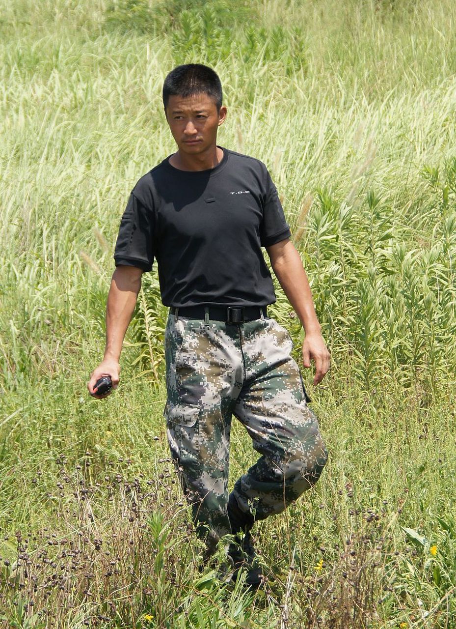 在电影《战狼ii》中,精英士兵冷锋(吴京饰)为了完成战友的遗愿,踏上了