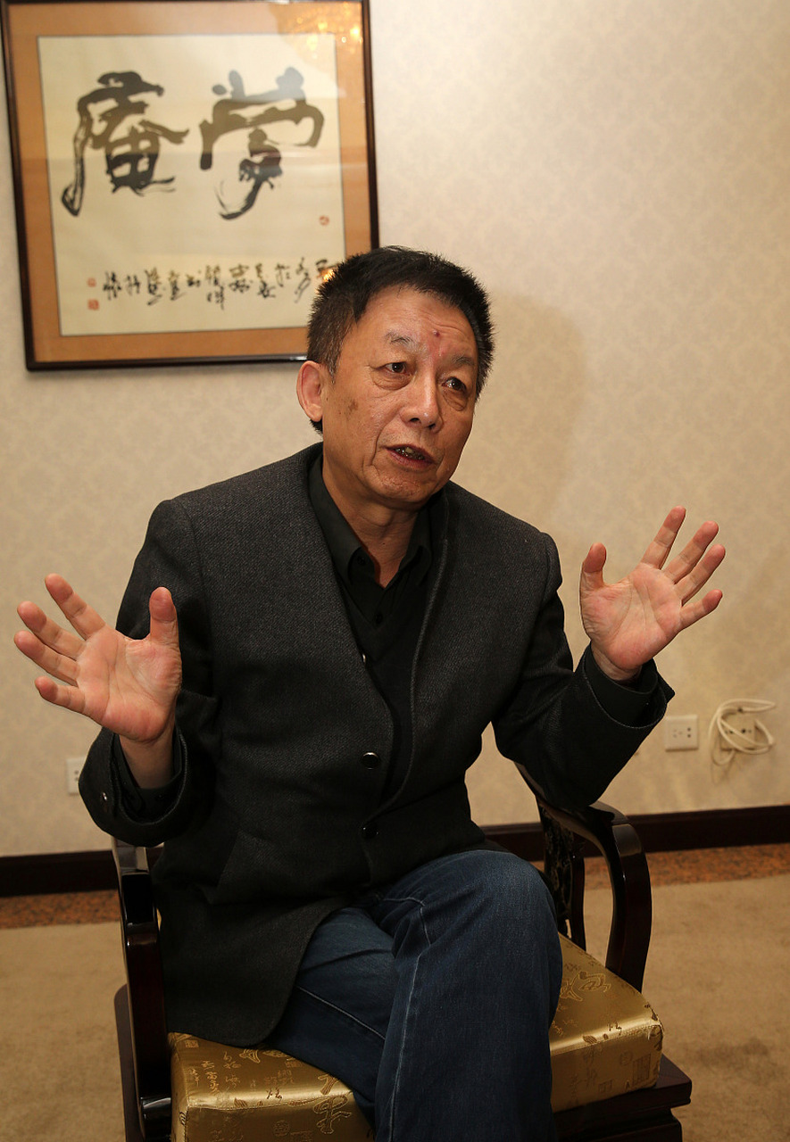 易中天是一位备受尊敬的学者和作家,他在武汉大学130周年校庆日上献诗