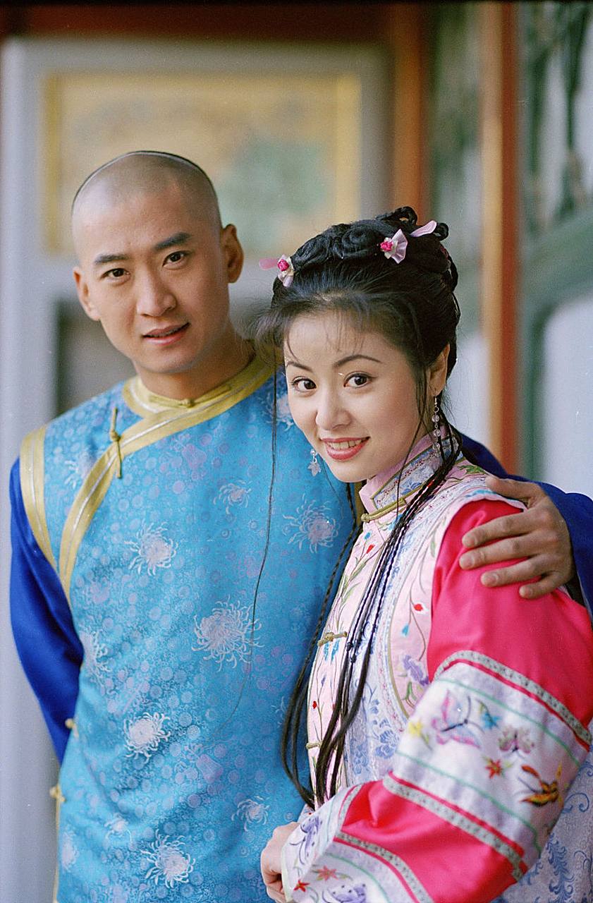 《还珠格格》中,小燕子是假冒的格格,紫薇才是真正的私生女.