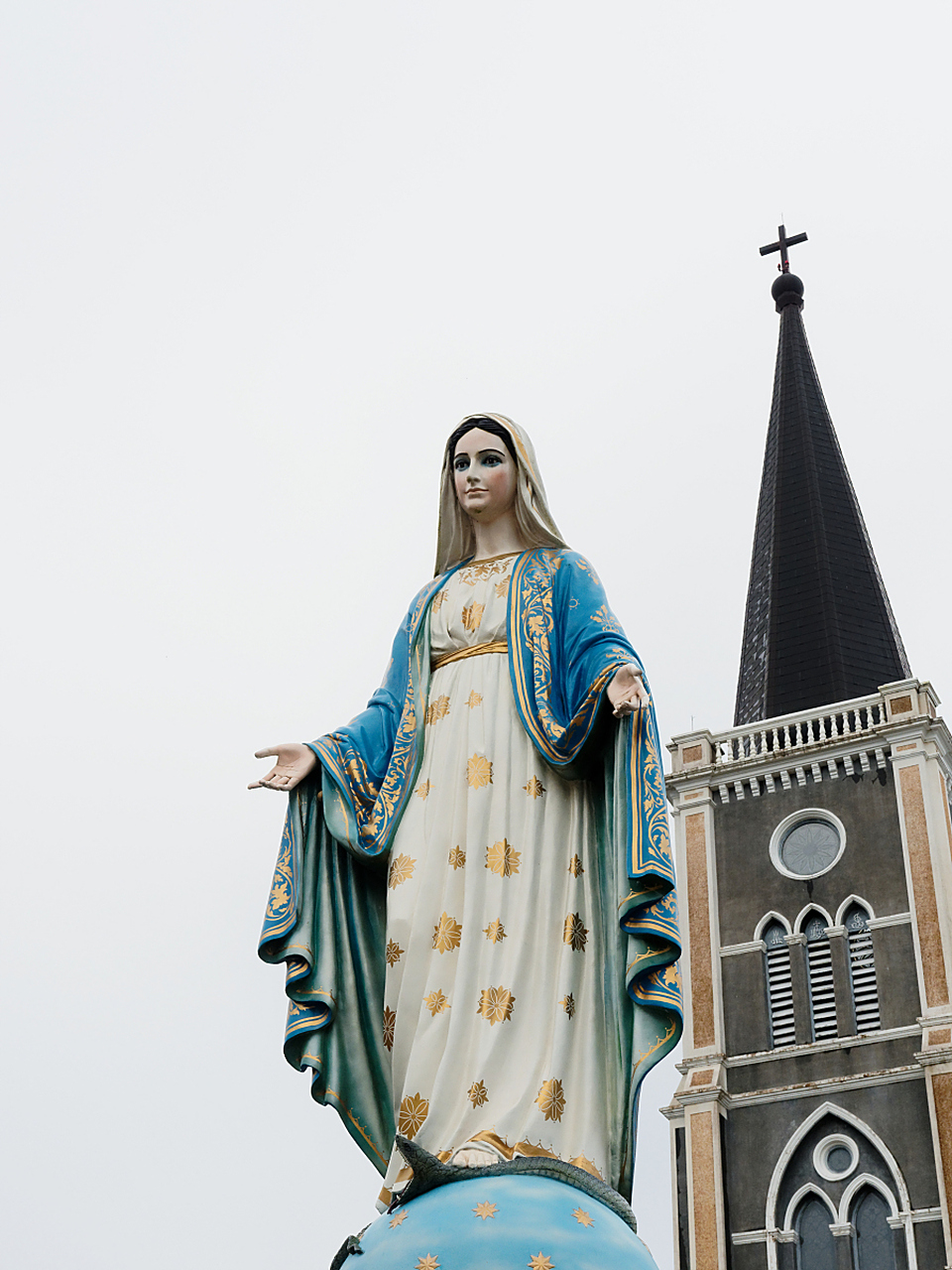 墨西哥科利马州一圣母玛利亚雕像"落泪"  据英国《每日邮报》14日报道