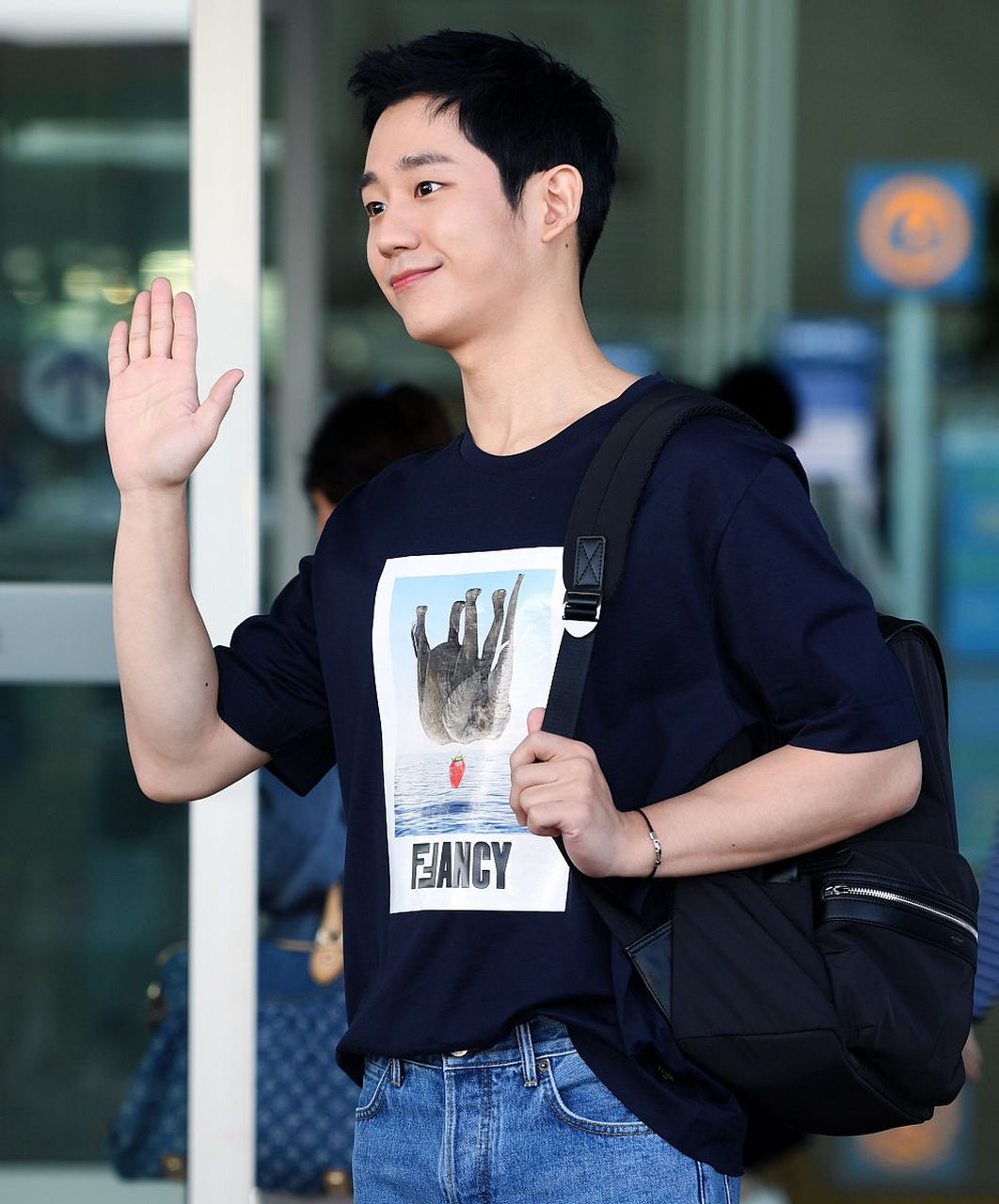 韩国男演员丁海寅因《经常请吃饭的漂亮姐姐》走红,之后演出《雪降花