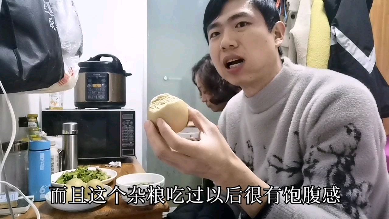 糖尿病人晚饭,芹菜炒肉丝,蔬菜汤,杂粮馒头,血糖咋样呢?