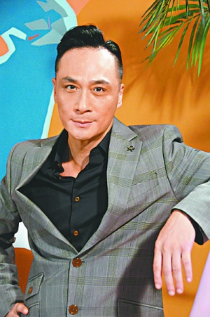 相差10岁却一见钟情,被影帝丈夫宠爱21年,今47岁活出26岁模样