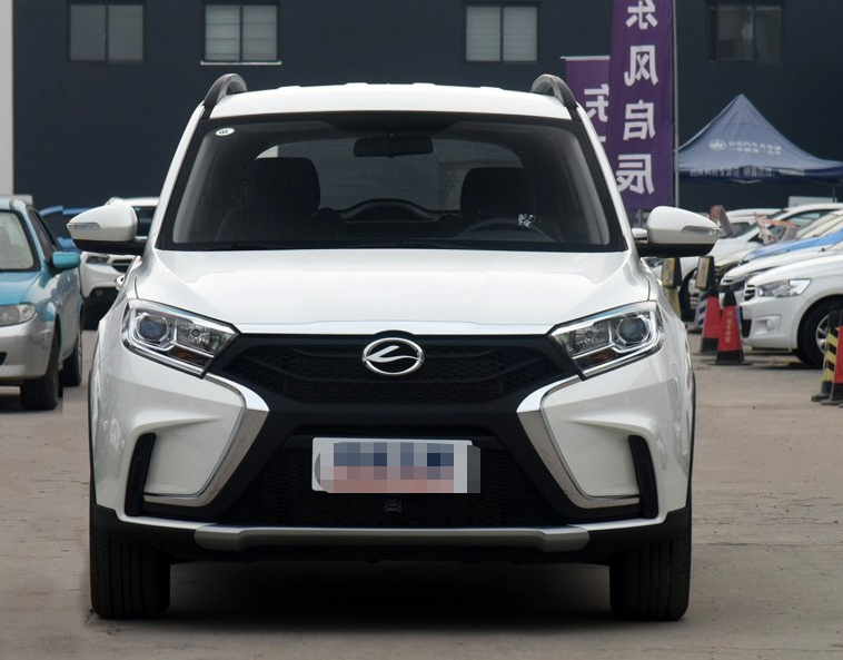 外观设计很大气,低调奢华,陆风x2给人一种豪华感