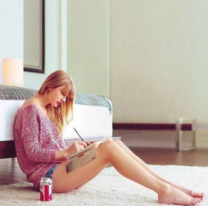 霉霉的握笔姿势亮眼了,不过还是最服气易烊千玺写的一手好字