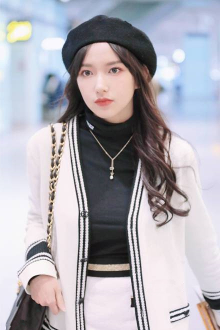 程潇终于拨开了"铁刘海",穿白色套装秀长腿,网友:真人芭比!