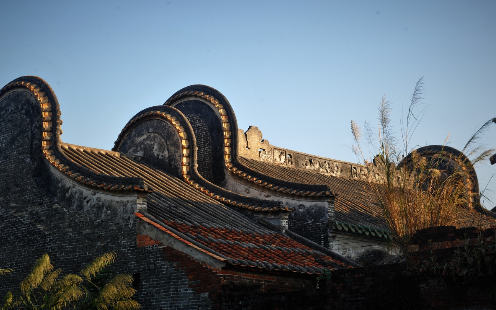 如镬耳屋所用的青砖 ,以警告打磨的水磨青砖为上乘.