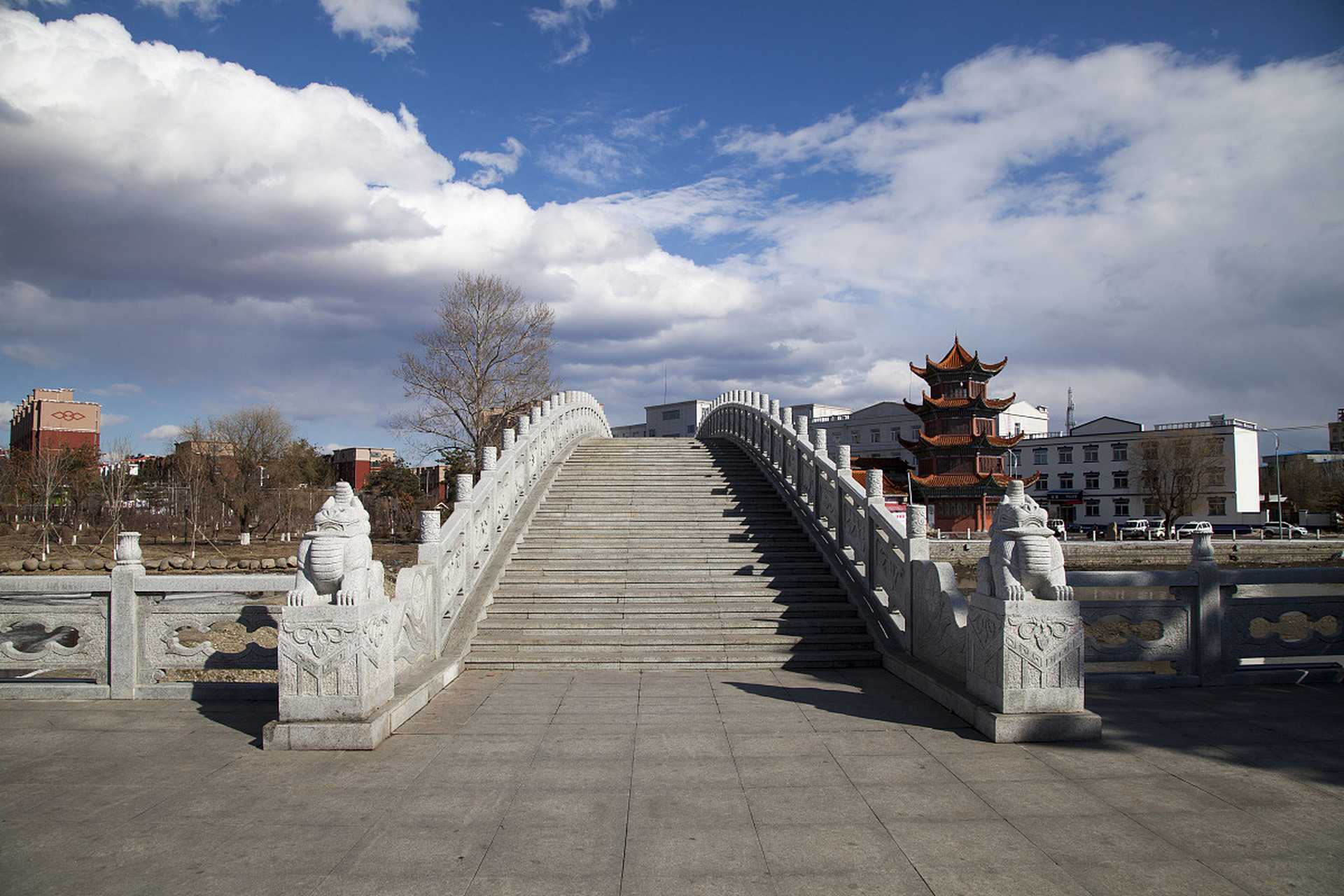 吉林省珲春市旅游景点包括防川风景名胜区,六顶山古墓群,吉林八连城