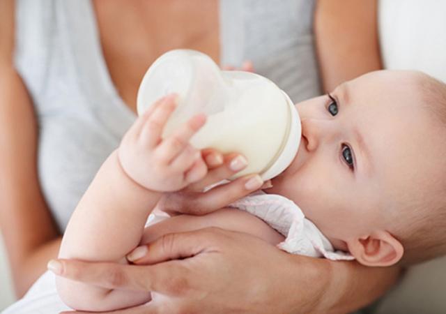 宝宝吃奶的力气有多大?3岁萌娃亲自示范,老话真的诚不我欺