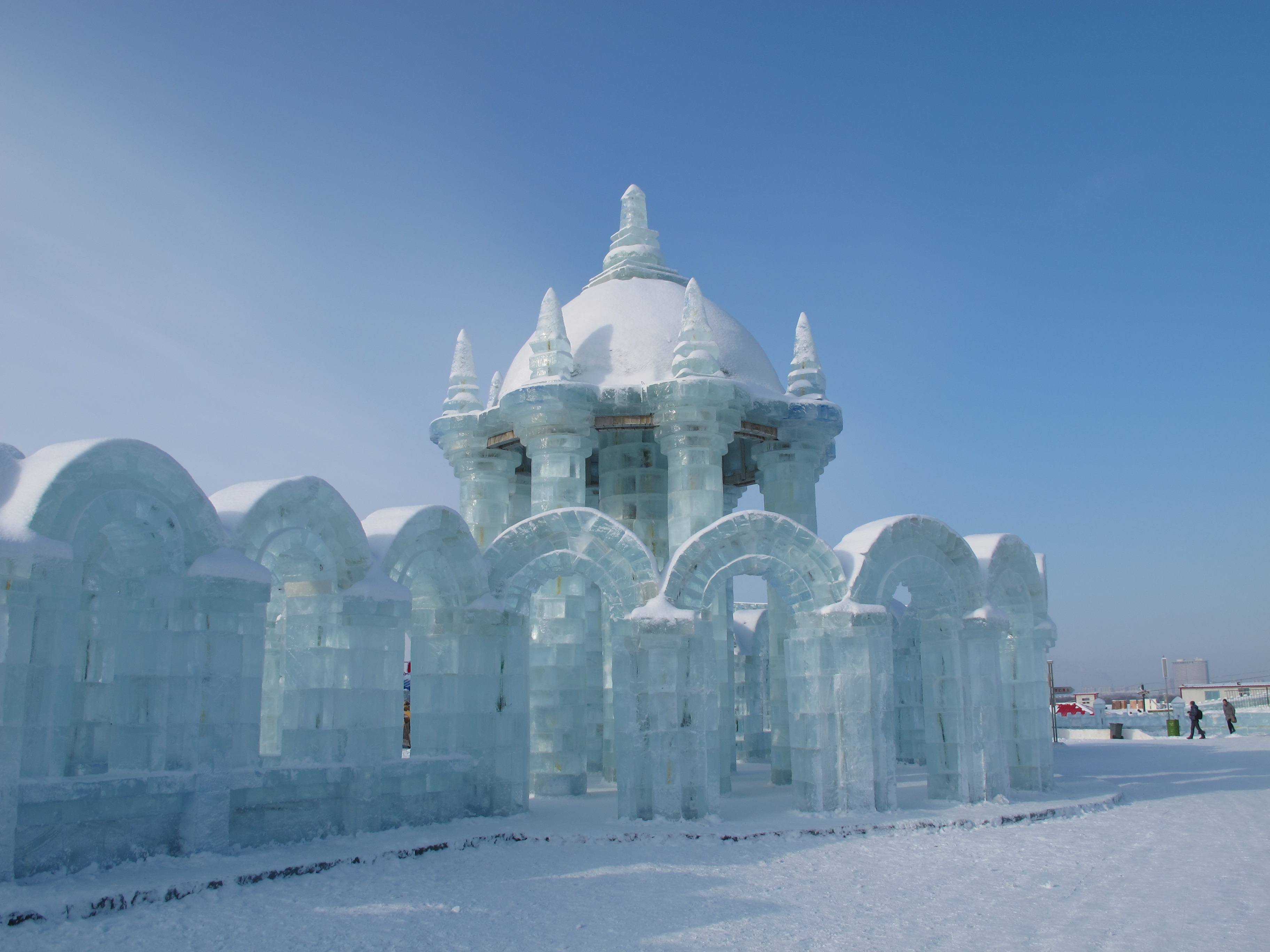 精致的冰雕艺术,仿佛一座迷你的水晶王国.