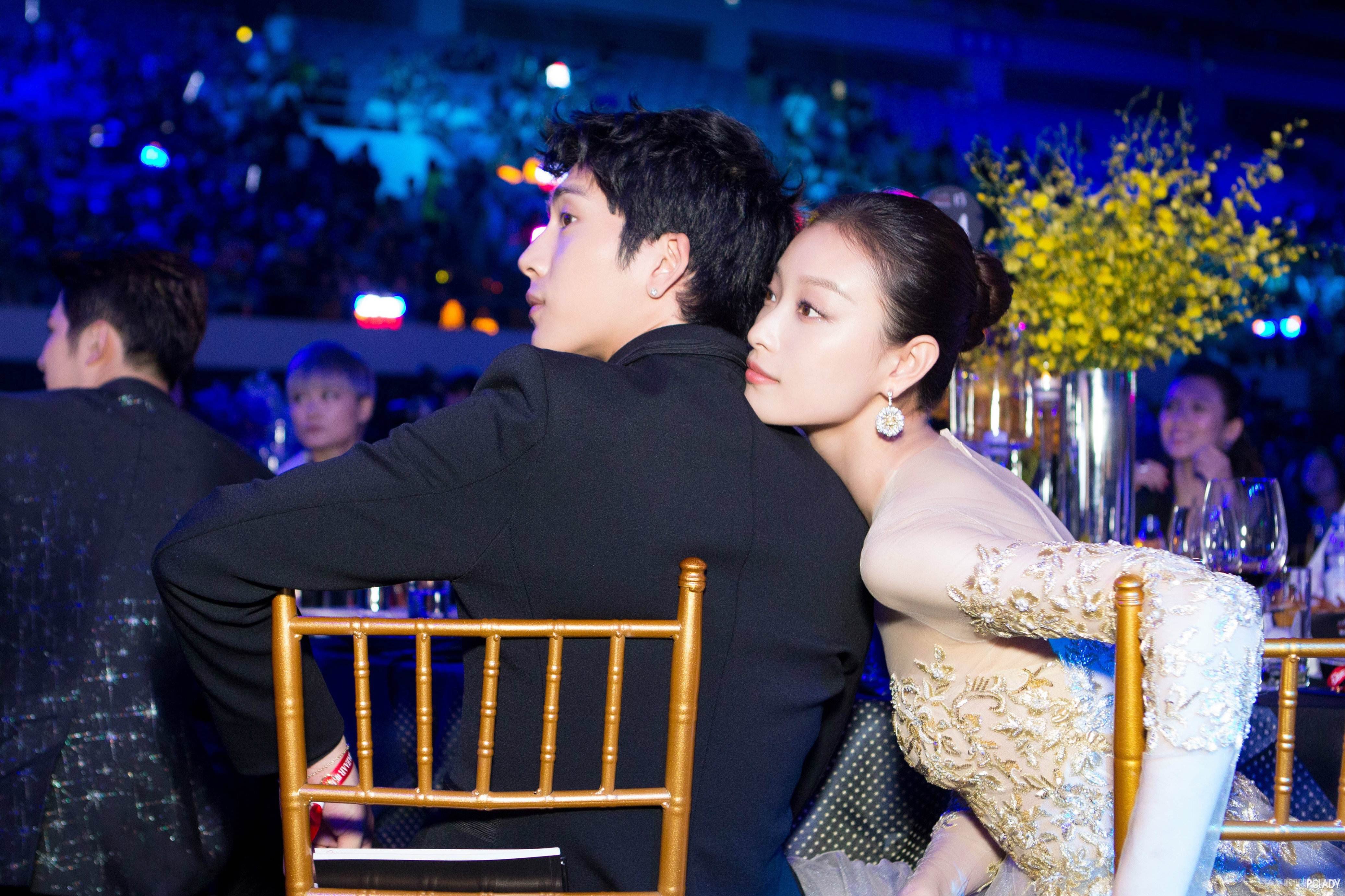 井柏然倪妮芭莎细节恩爱,双方工作室宣布今年5月和平分手!