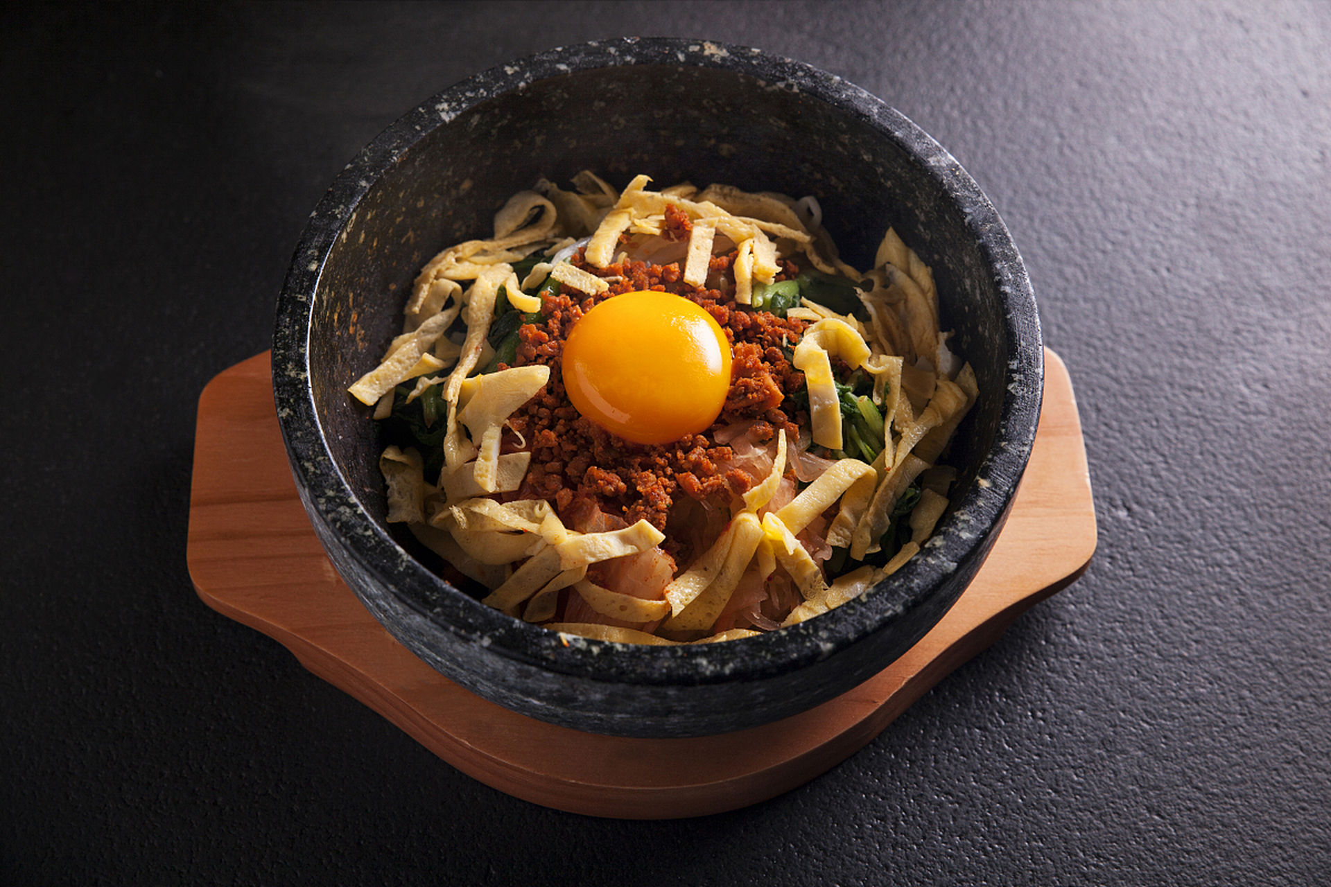 石锅拌饭(stone pot bibimbap)是韩国传统美食中的一道经典菜肴,以其