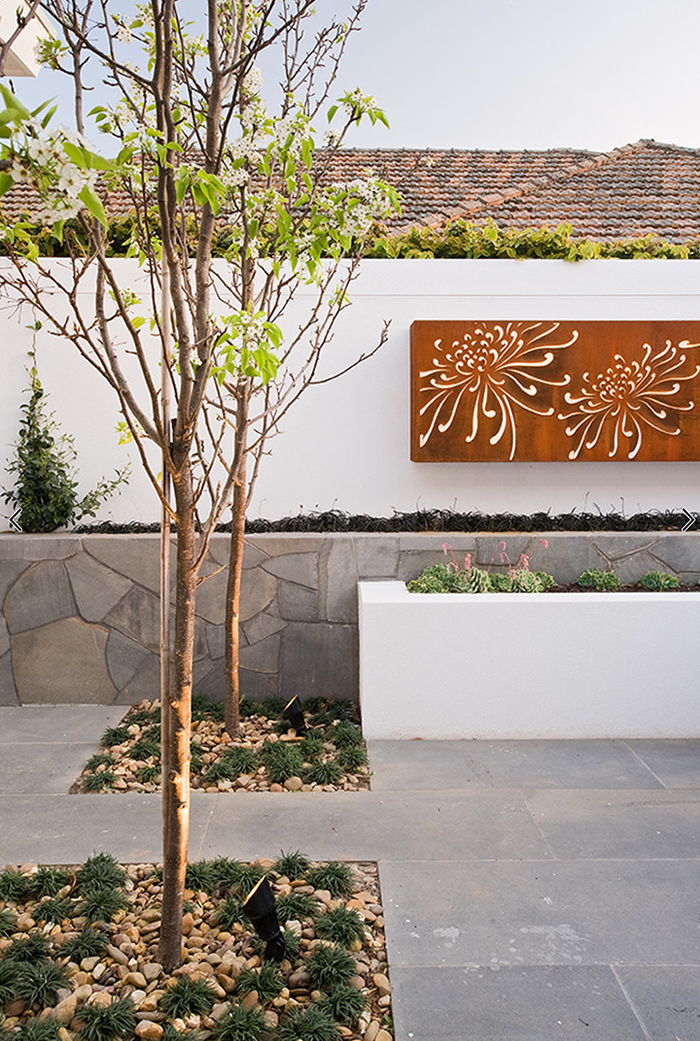 庭院案例:两个以锈铁作为庭院装饰,有铁艺雕塑的泳池私家花园