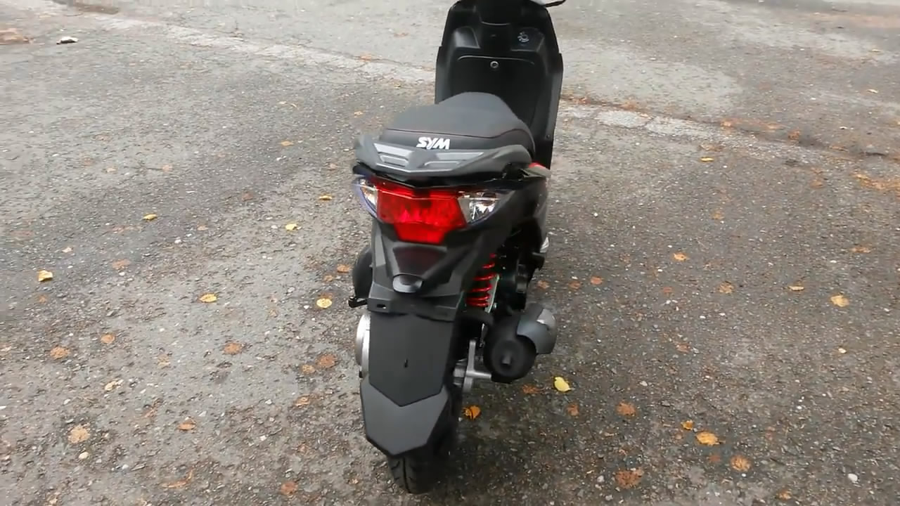 实拍三阳运动踏板车sr125!