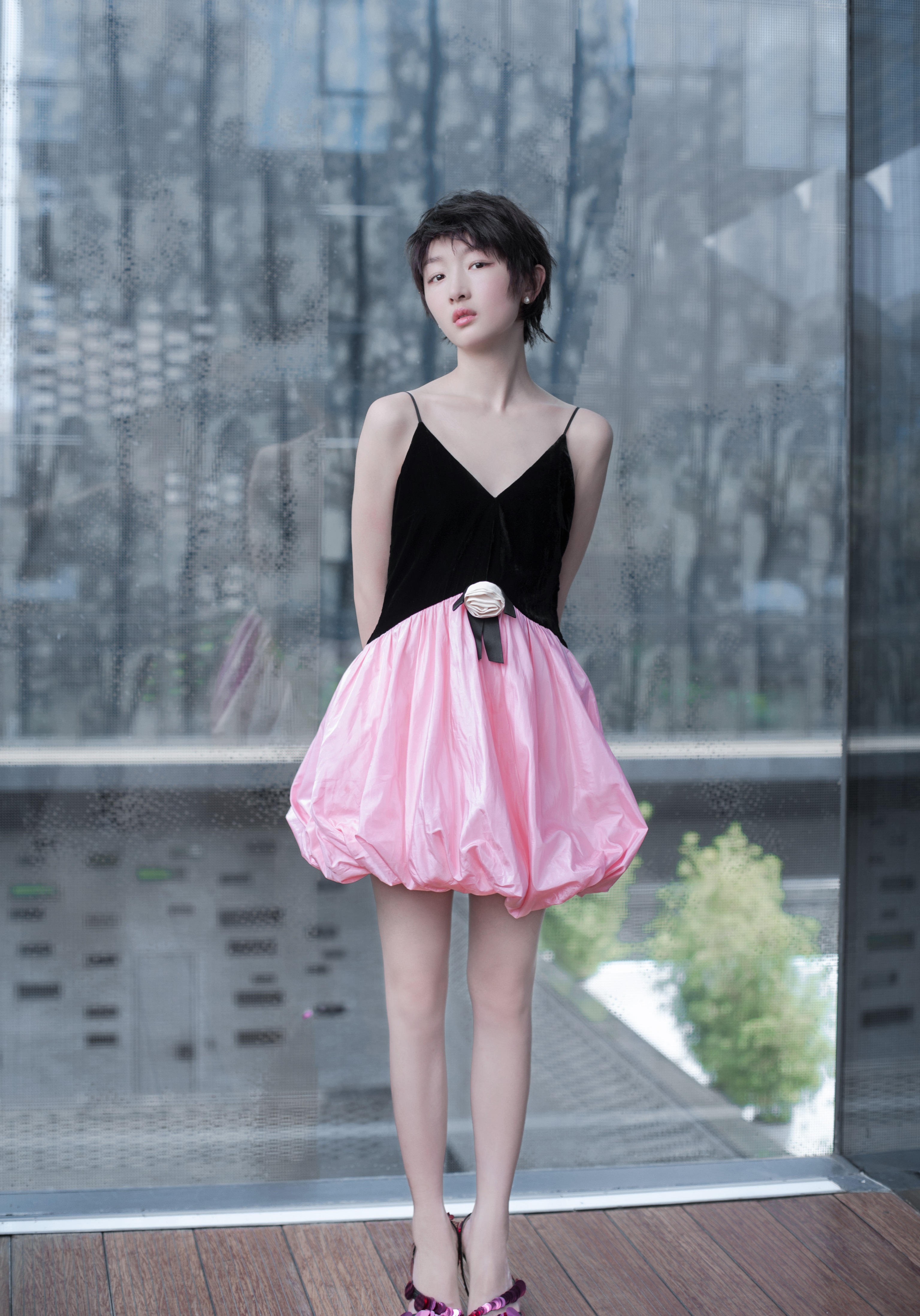 周冬雨终于又穿粉色了,穿粉色吊带礼服少女又灵动,一般人穿不来