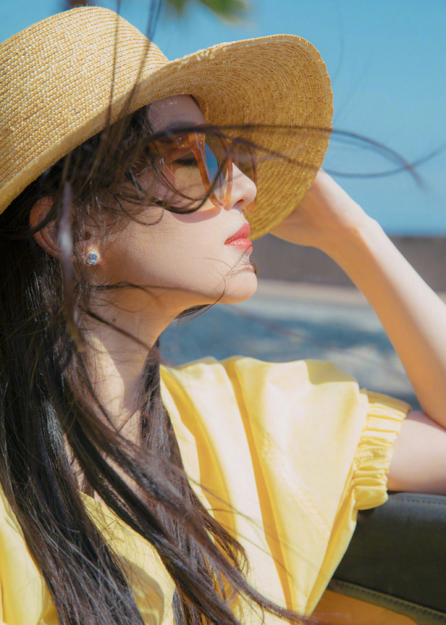 "神仙姐姐"刘亦菲风格大变,旅拍复古写真虽然仙气飘飘,但是网红痕迹太