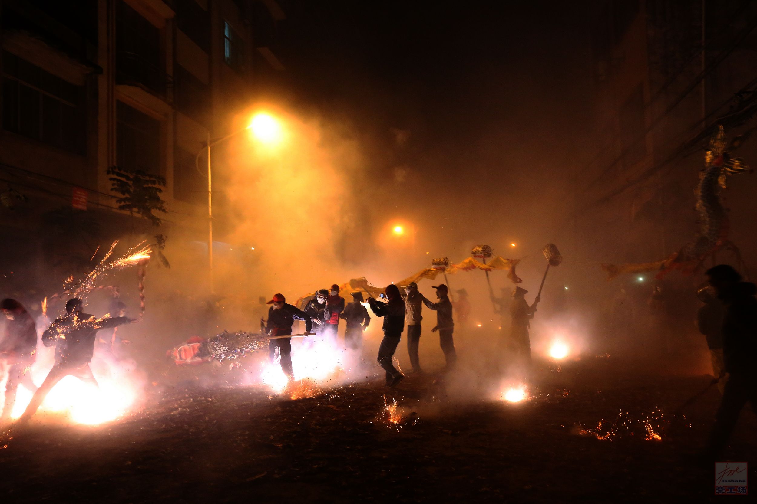 广西独特民俗"炮龙节",万人涌上街头燃放鞭炮,堪比好莱坞大片