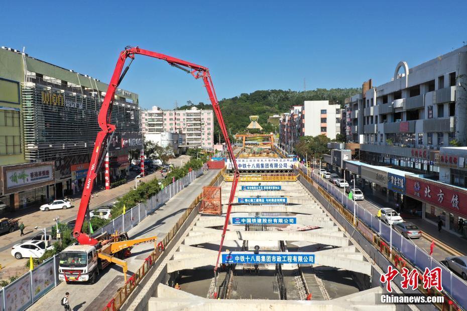 亞洲最長地鐵單體車站深圳雙擁街站主體結構封頂