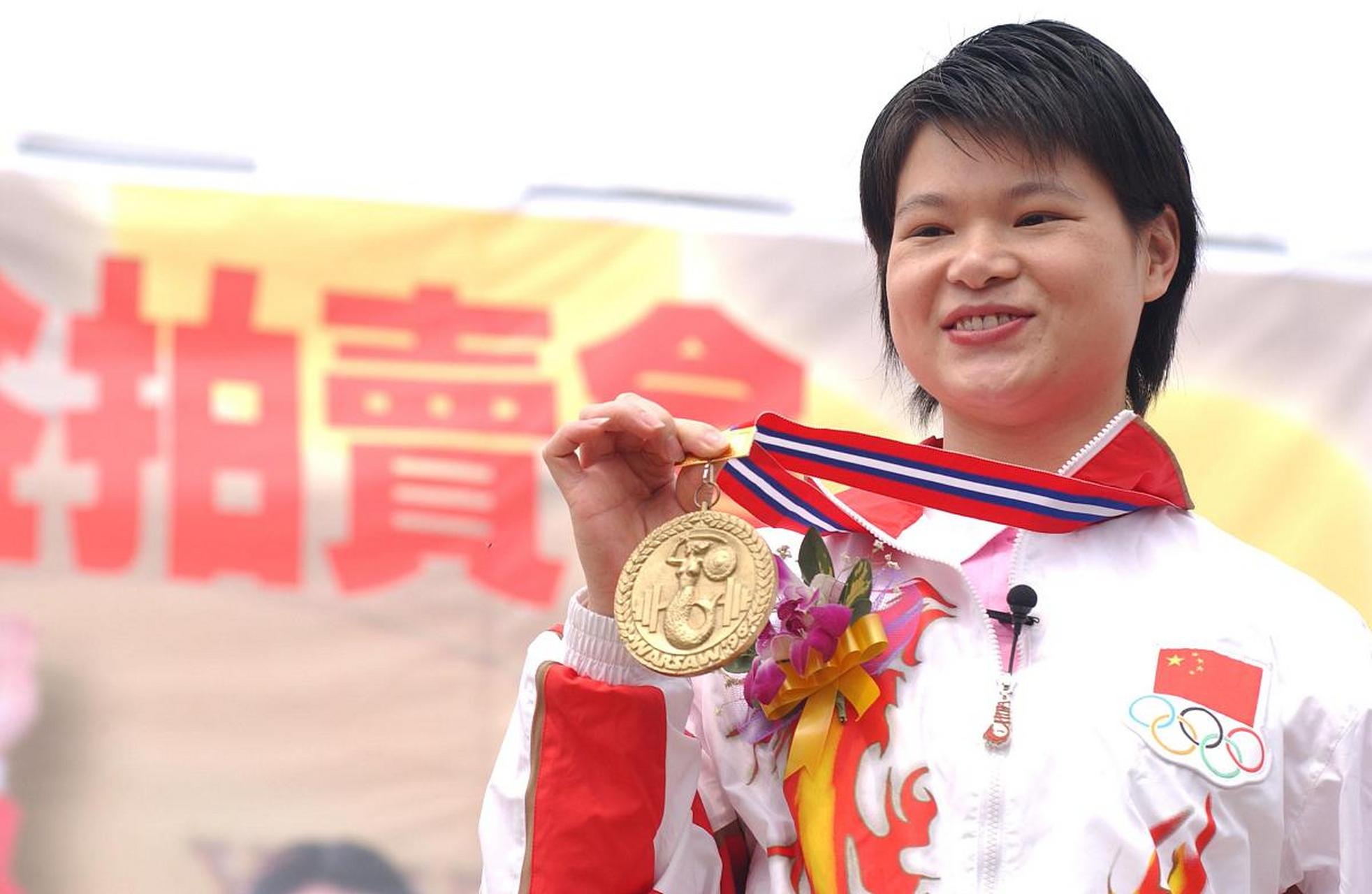 1993年,年仅十六岁的陈晓敏加盟了强手林立的中国举重队icon,在九三年