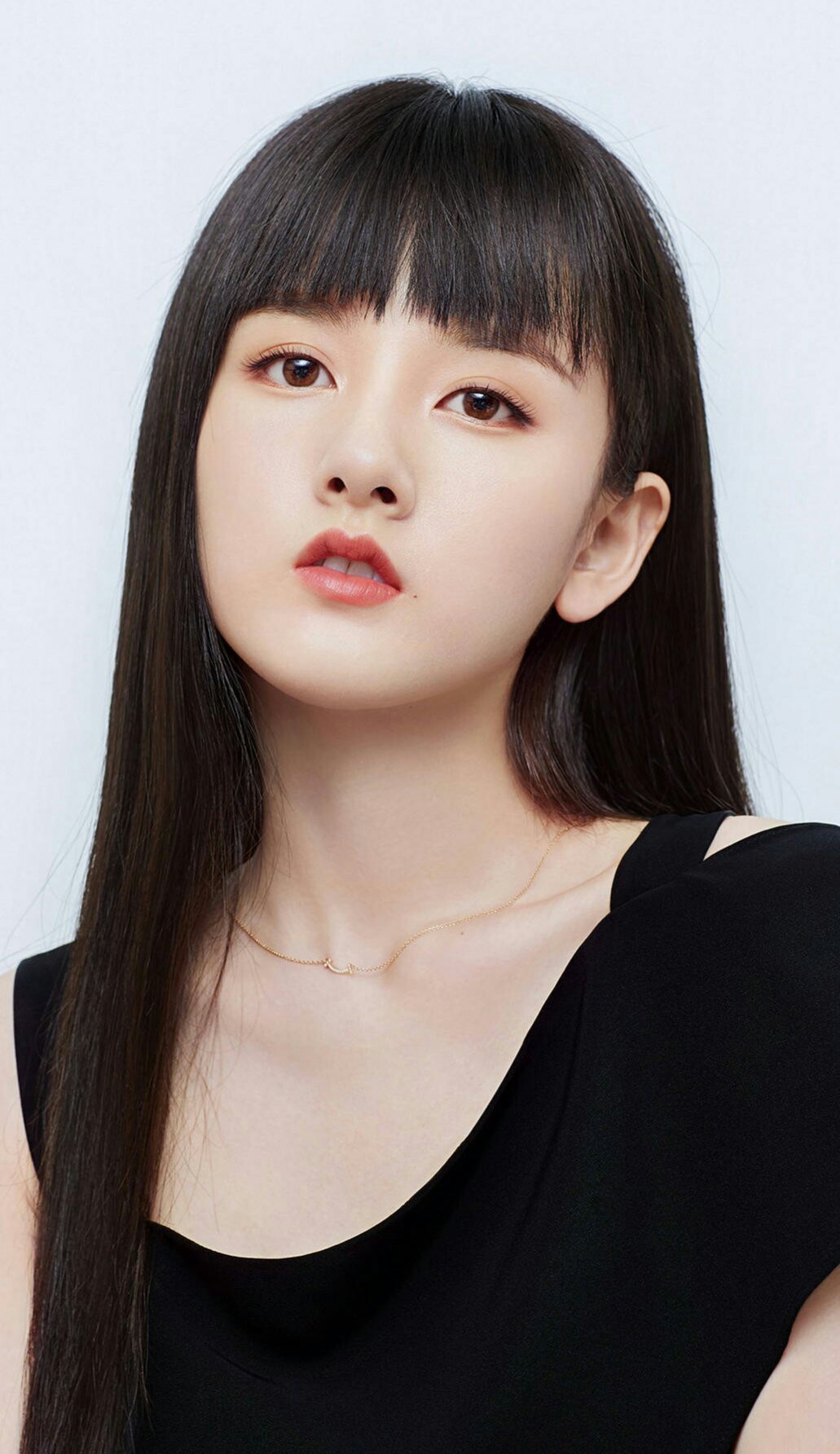 清纯少女宋祖儿齐刘海造型,楚楚动人