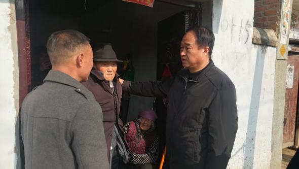 岳新坦到部分乡镇调研脱贫攻坚和综合治理工作