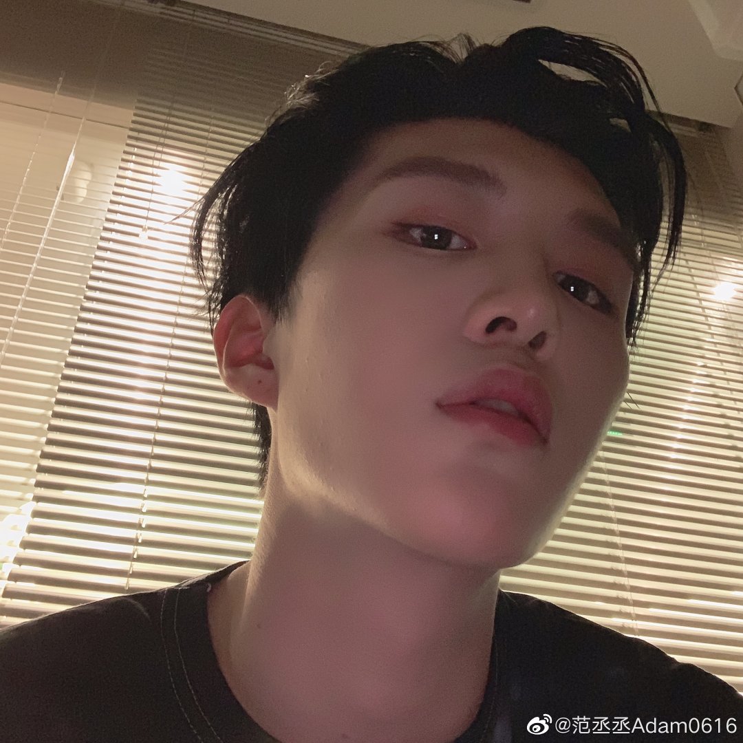 范丞丞凌晨更新微博晒自拍 新鲜发型等你来看