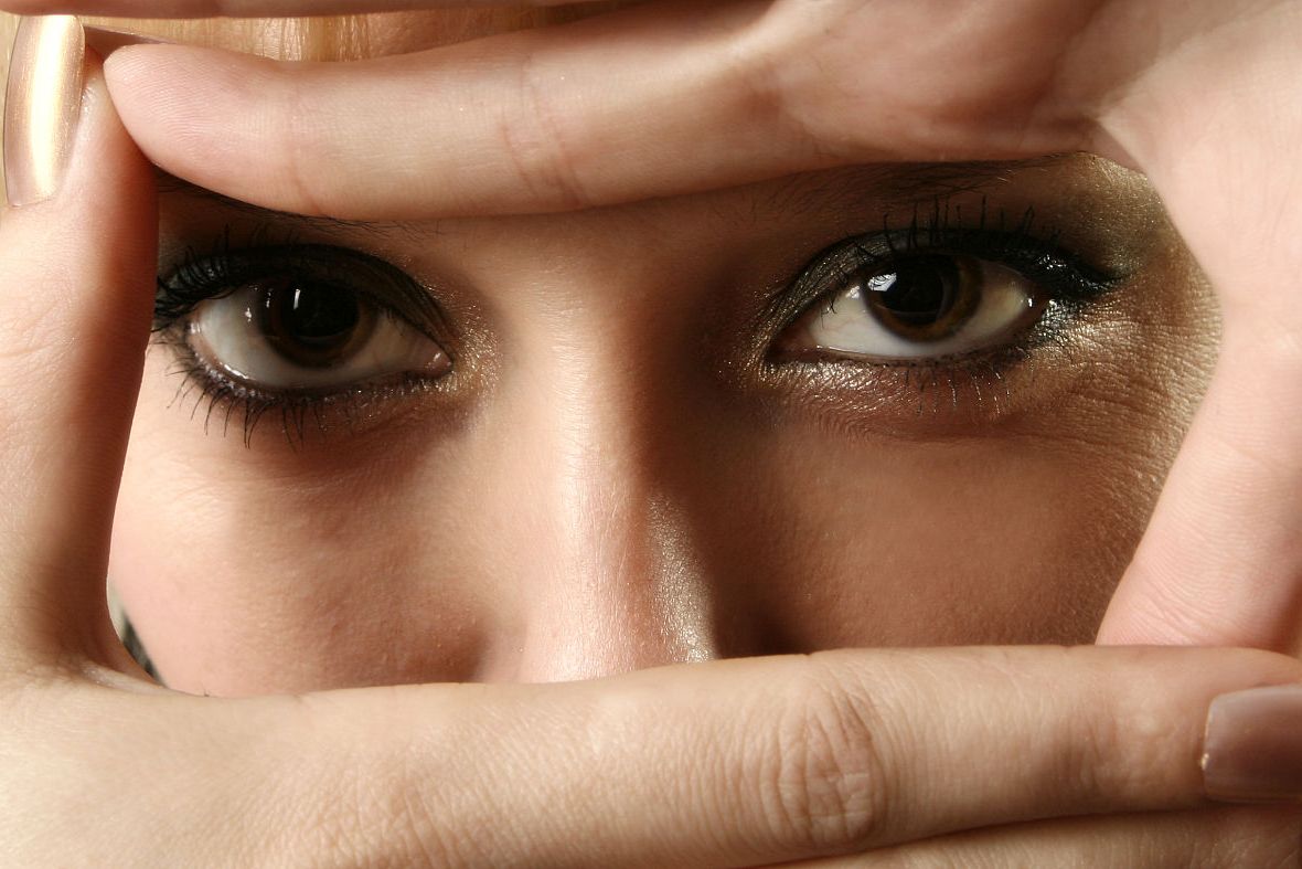 眼神清澈明亮的人善良正直,眼神飘忽不定的人可能不可靠,眼神凶狠的人