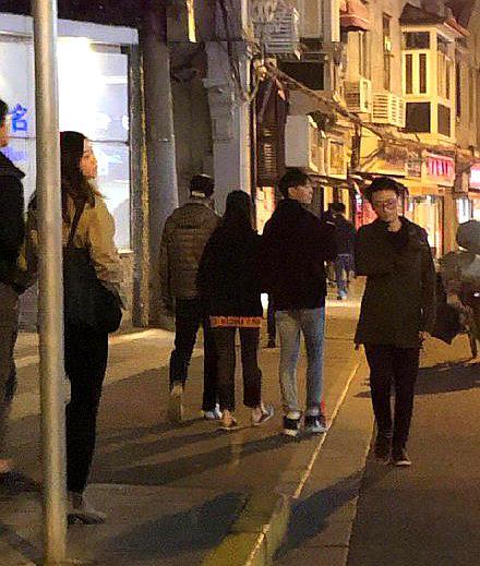 郑爽与男友深夜压马路,穿情侣装牵手闲逛,另一男子身份引关注