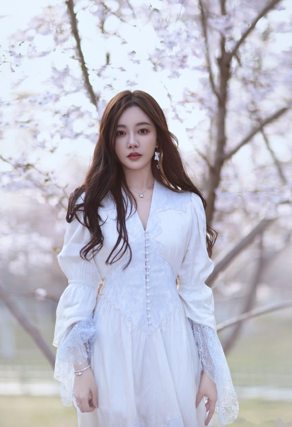 甜气少女闫笑写真,一袭白纱裙,温柔纯美,满满的春日浪漫气息