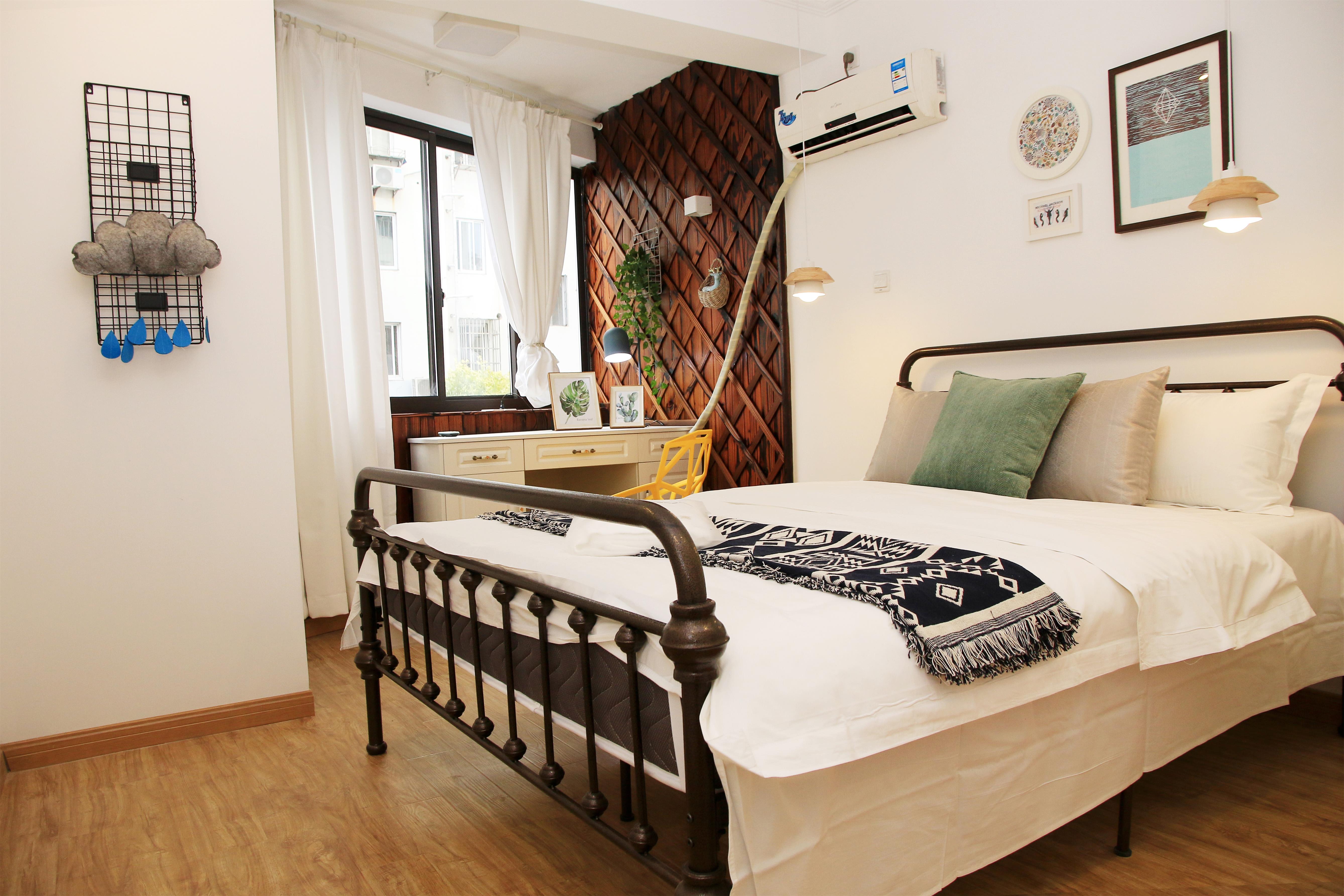 最近看到了一套单身公寓样板间,装修的非常时尚大气,一些细节的处理