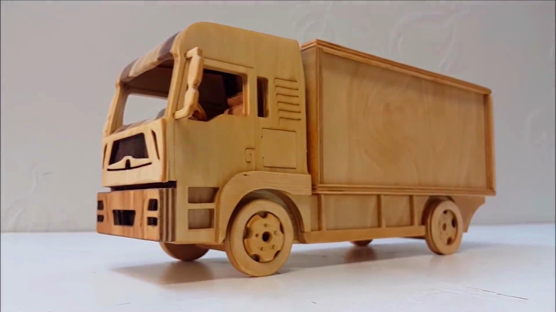 手工牛人用木板制作重型卡车玩具模型,完成后太美了像艺术品