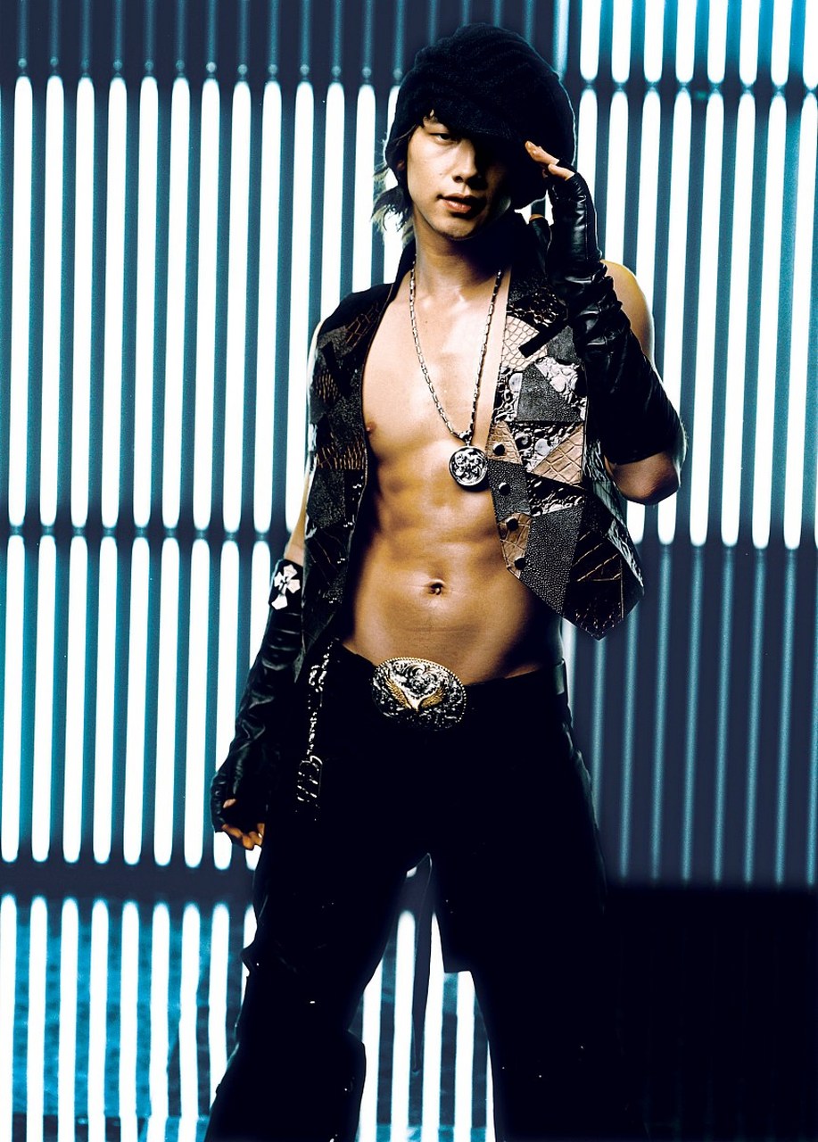 rain身材#  8月13日,rain在个人社交网站上传了一组新照,照片中他穿