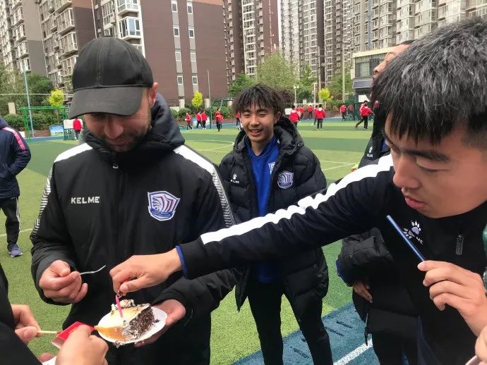 球童丨永昌04梯队走进长征街小学 主教练胡伊度过特殊生日