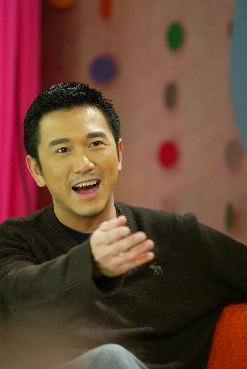 近日,58岁的香港明星温兆伦到广东高州参加建材市场的商演,演唱了