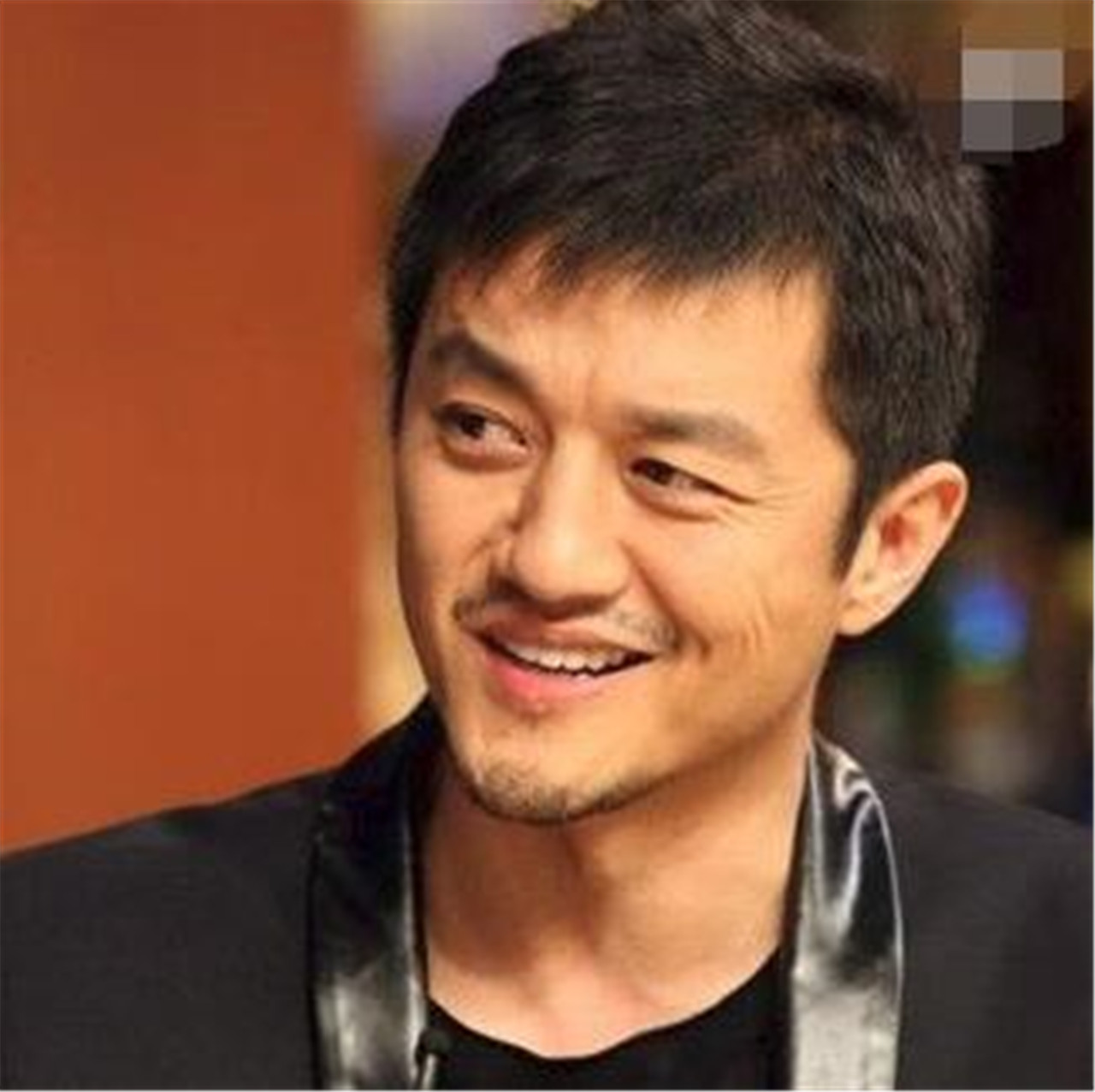 李亚鹏父女同框,穿爱心捐赠衣服,网友:亲子装?