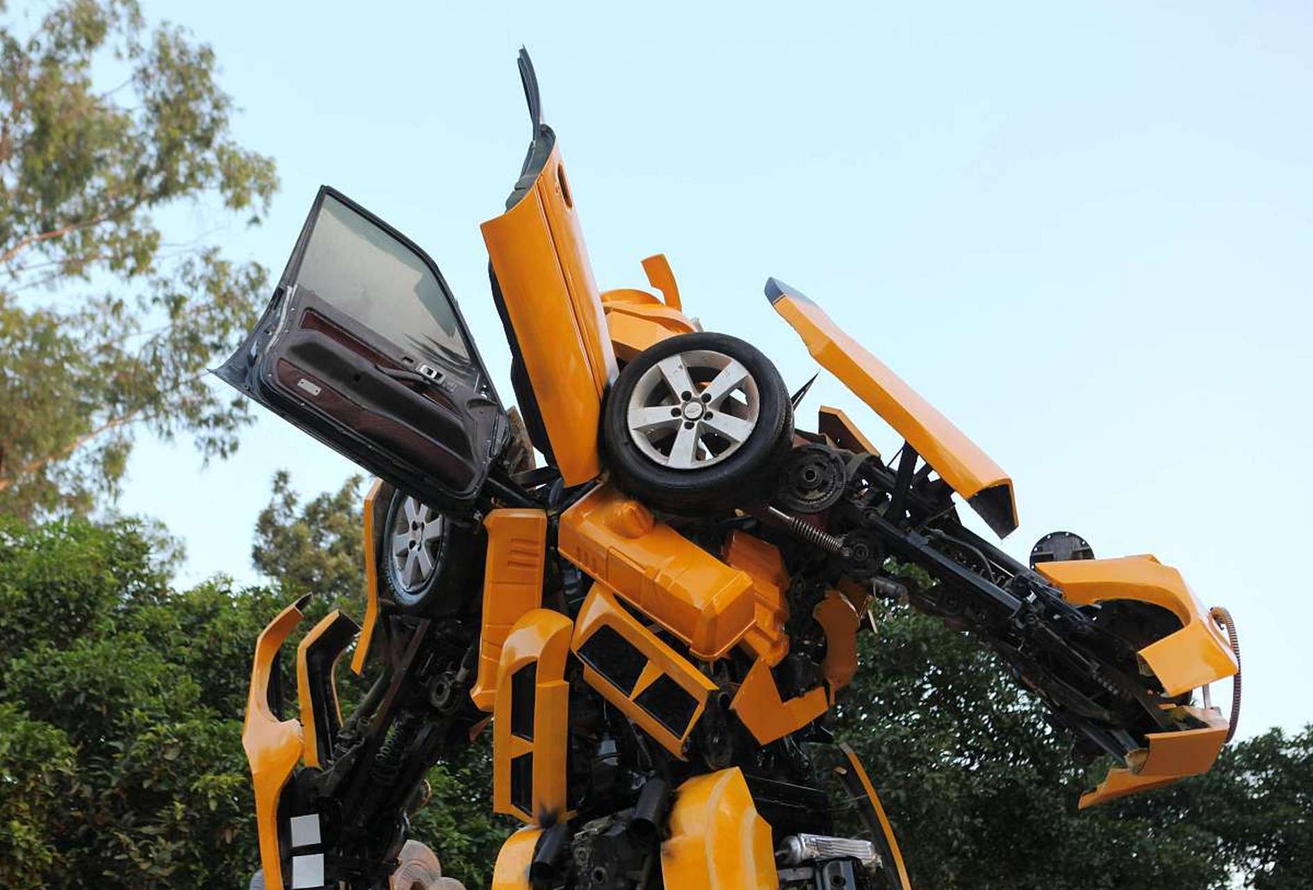 从《变形金刚i》到《变形金刚iii》,擎天柱的原型车是bilt 389卡车