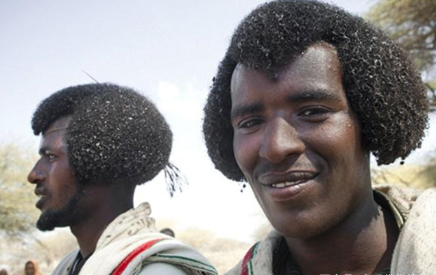 为什么非洲人发型如此新潮,做头发需要三年,洗头也要一整天