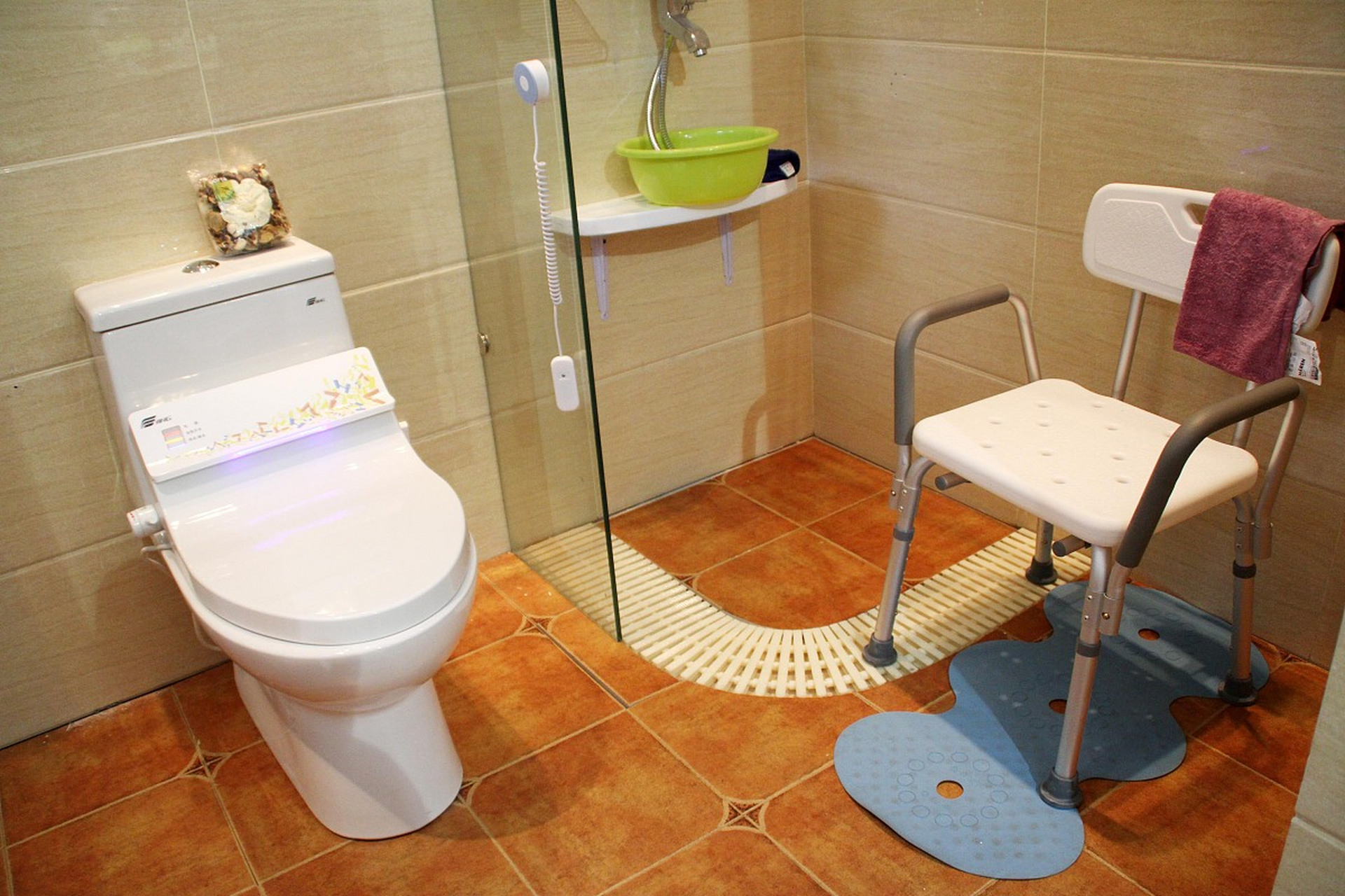 家庭适老化改造中,材料的选择与安全性能至关重要.