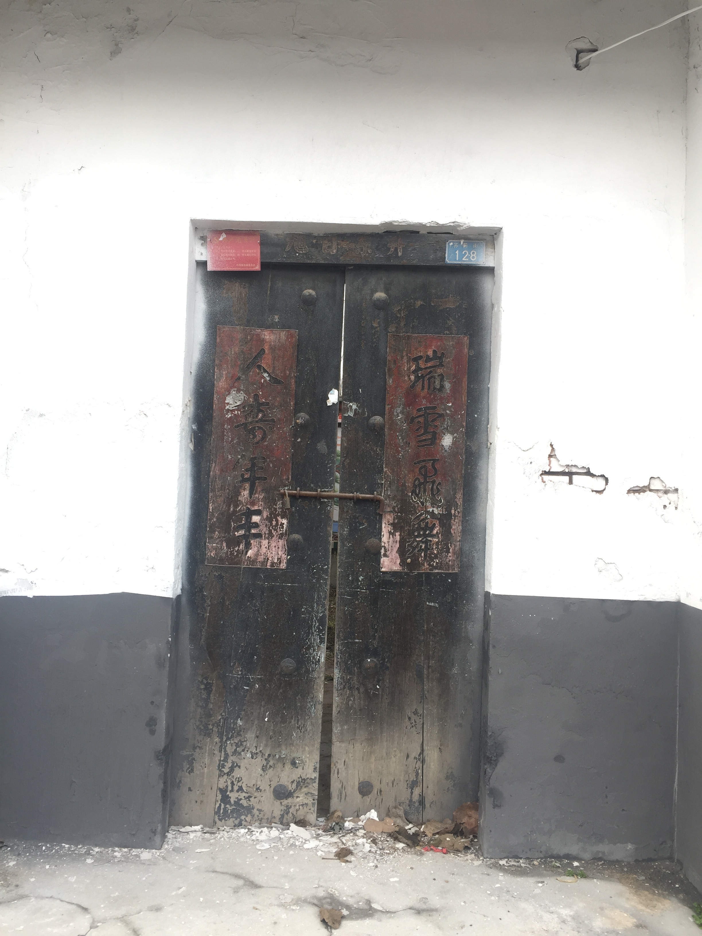 农村大门后面的庭院,越是破旧的大门,越没人住吗