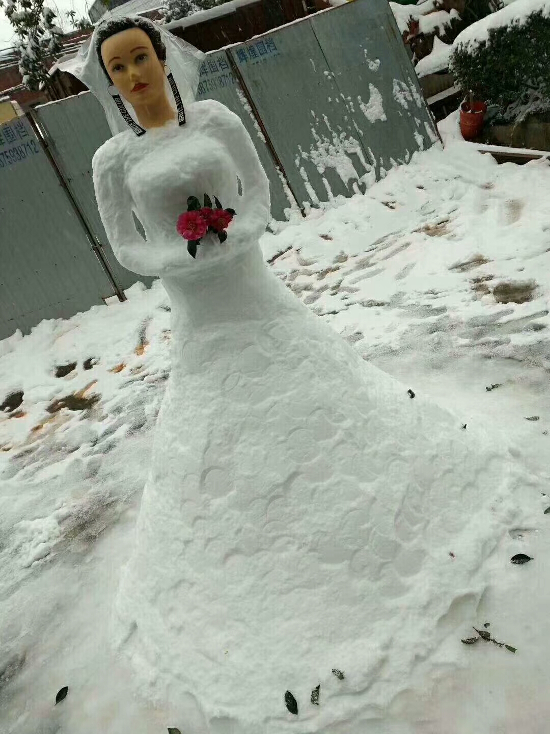 下雪了,雪人走起,来一个漂亮新娘雪人