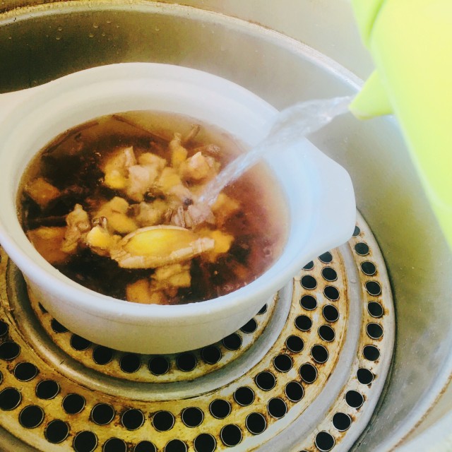 土鸡茶树菇隔水蒸汤,滋补养身汤