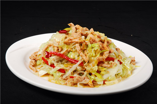 泡菜炒肉丝:是一款菜品,制作原料主要有猪外脊肉,姜,干红辣椒,自制