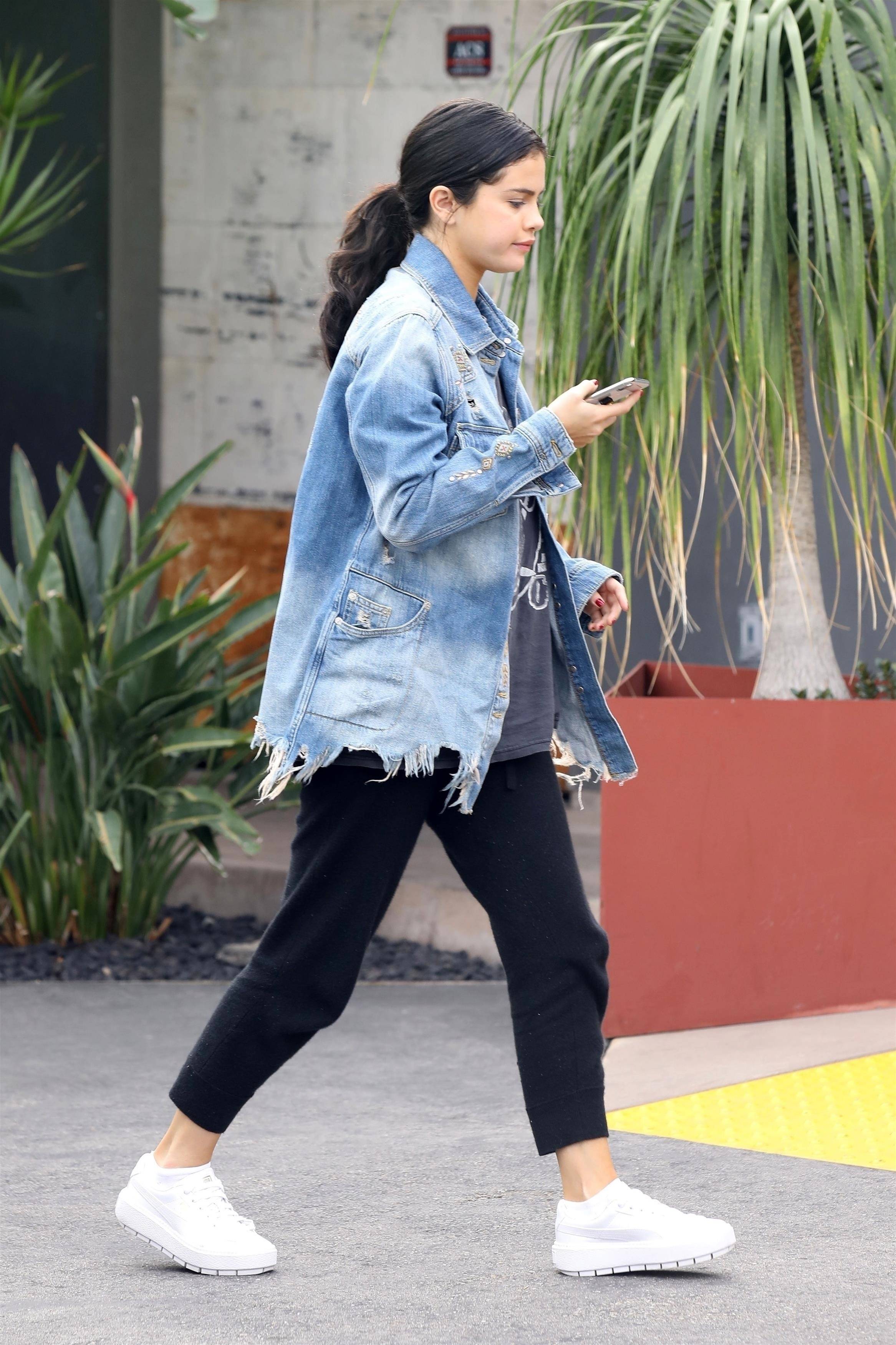 赛琳娜最新街拍,牛仔衣配九分裤呆萌可爱,第一次觉得圆脸这么美