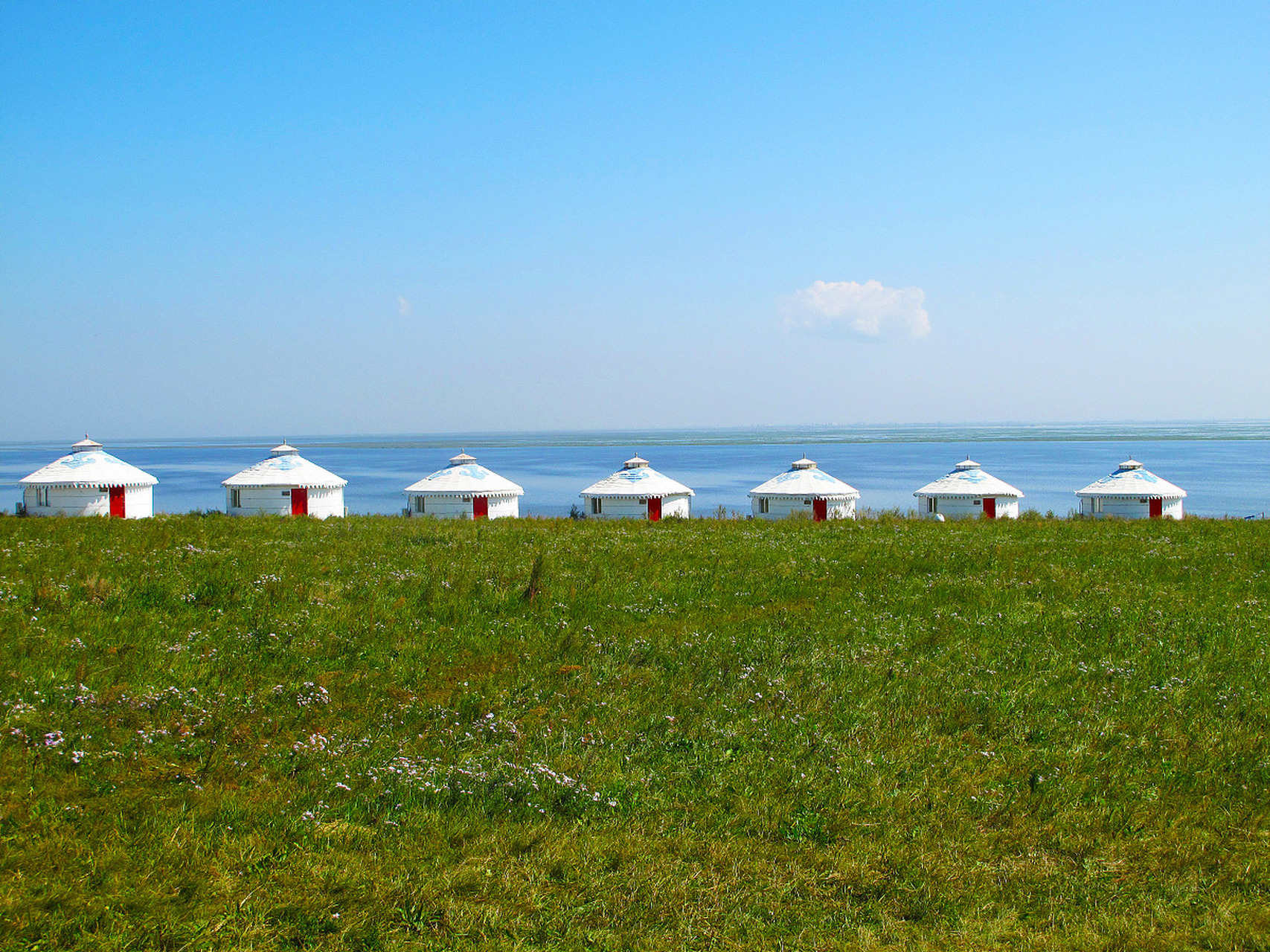 呼伦湖别称呼伦池,达赉湖,达赉诺尔,与贝尔湖互为姊妹湖.