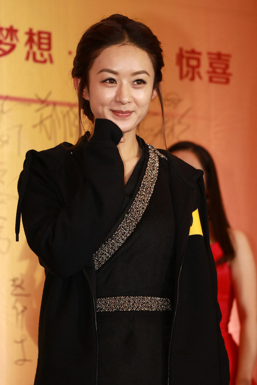 这组照片,是赵丽颖拍摄《楚乔传》期间,穿着戏服,参加某颁奖典礼的