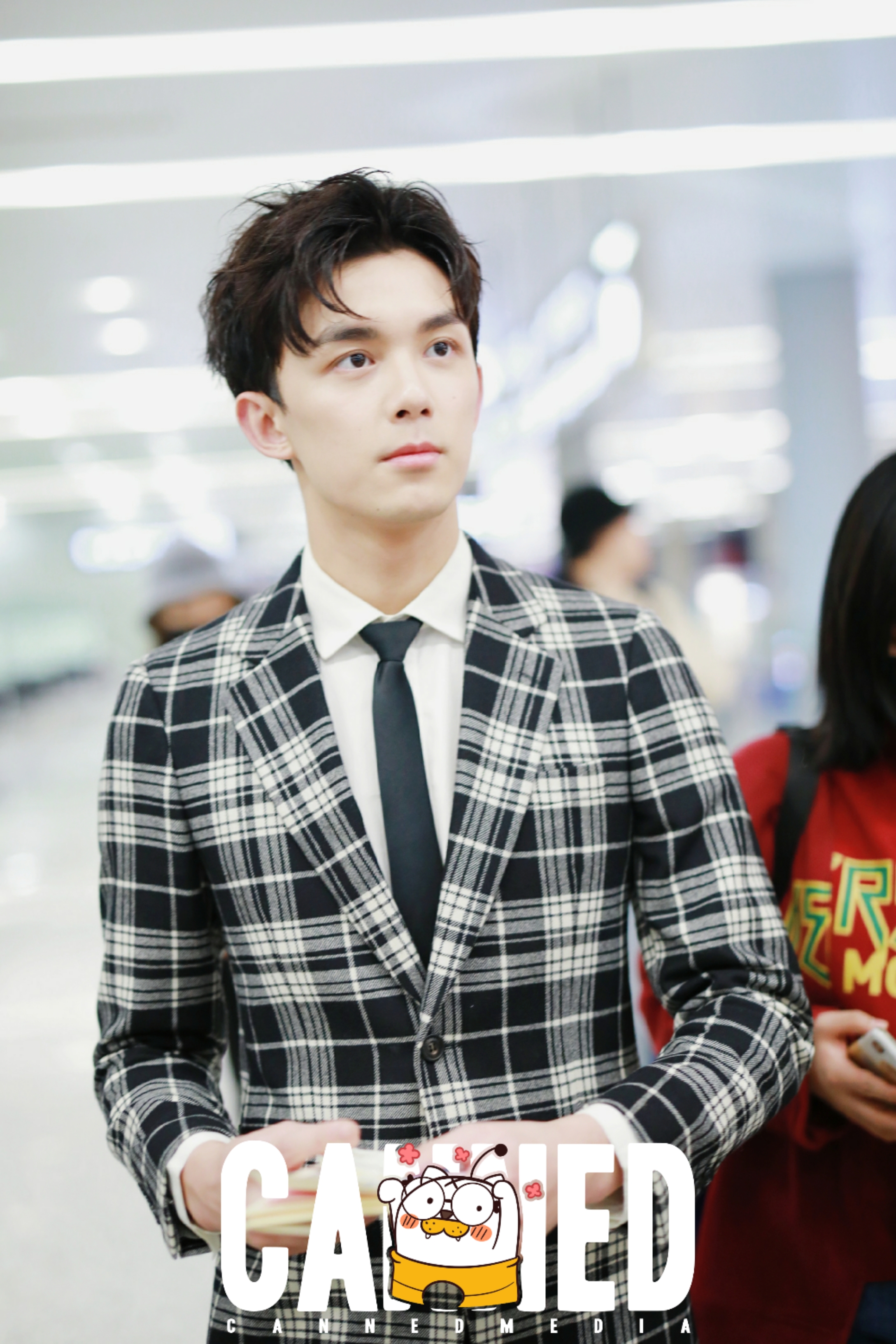 吴磊机场街拍,网友:穿西装超帅的男演员名单上要增添一个了!